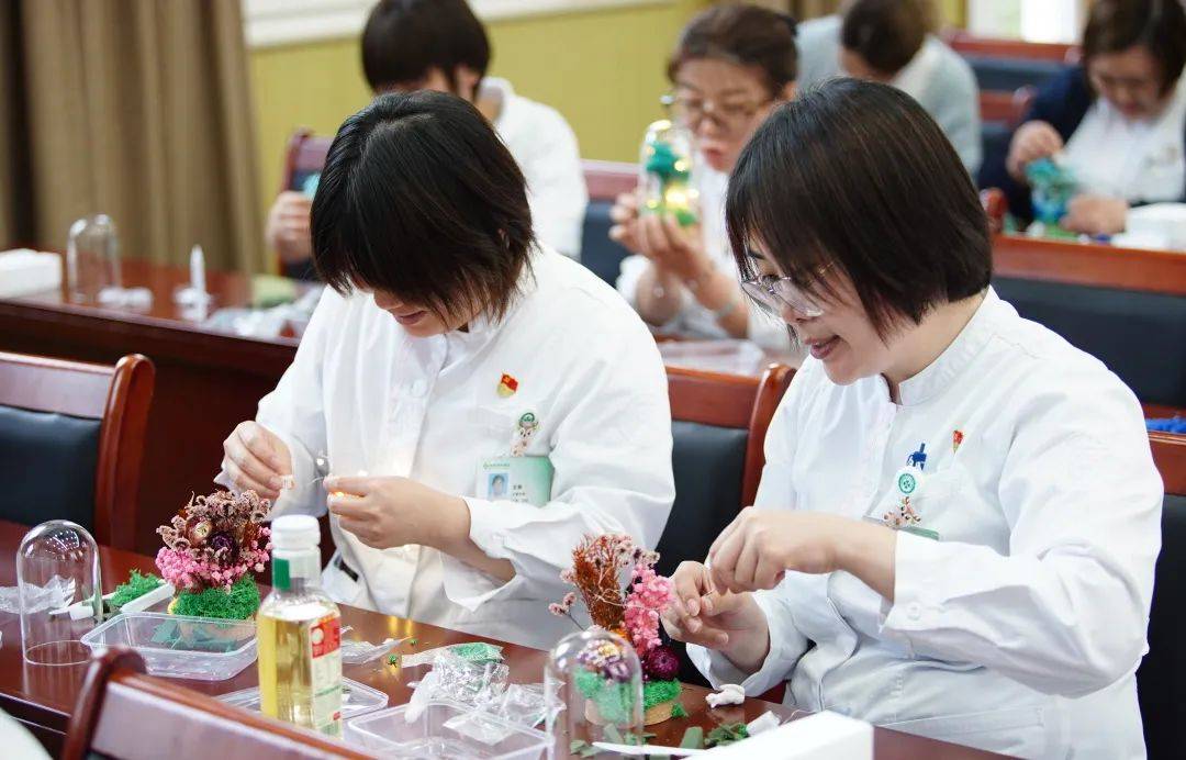 心灯：北京老年医院举办护士节艺术疗愈减压活动CQ9电子最新网站护理文化周 以花为媒 点亮(图3)